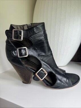 Vince Camuto Black Leather Cutout Buckle Heel Sandal